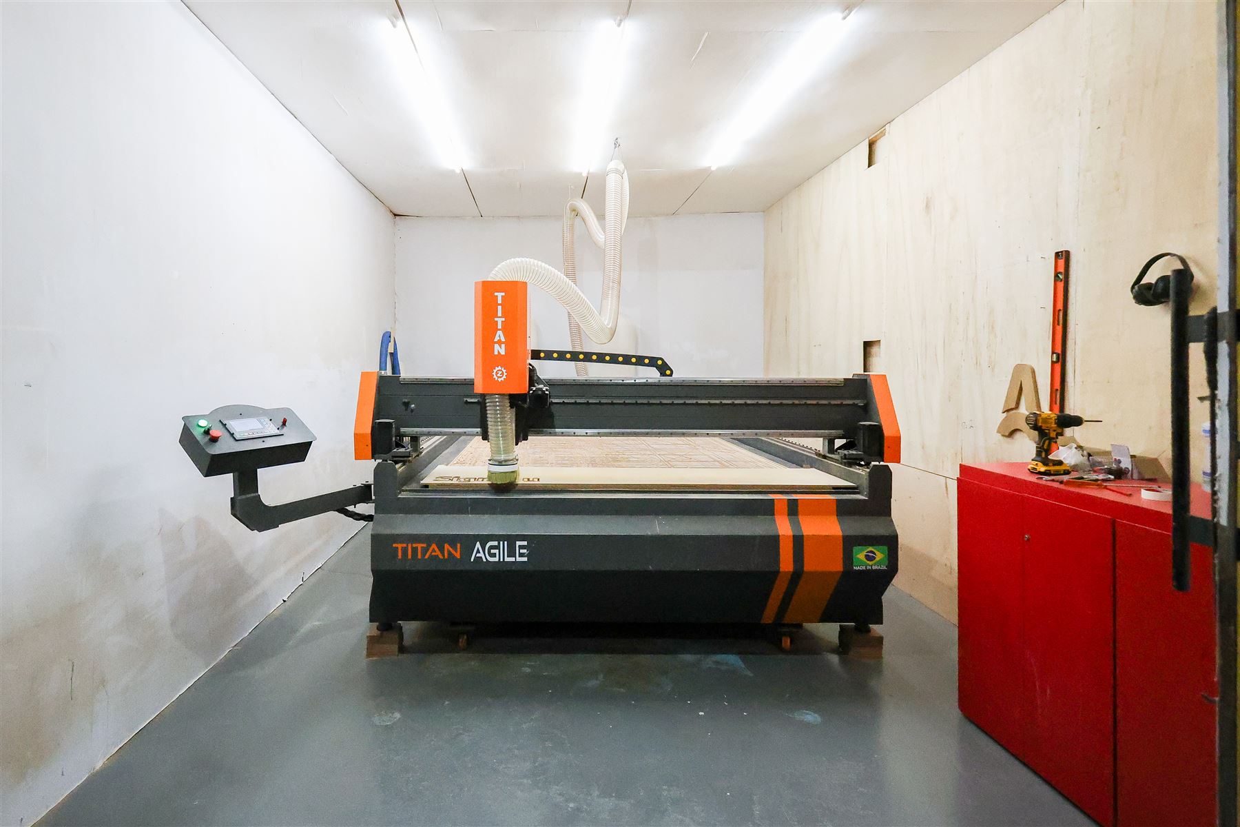 Router CNC Titan Agile cortando uma peça
